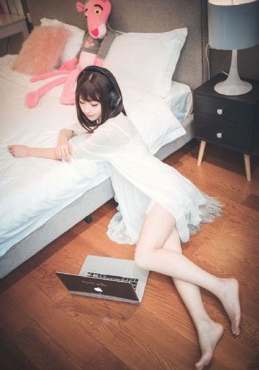 穿条纹睡衣的男孩